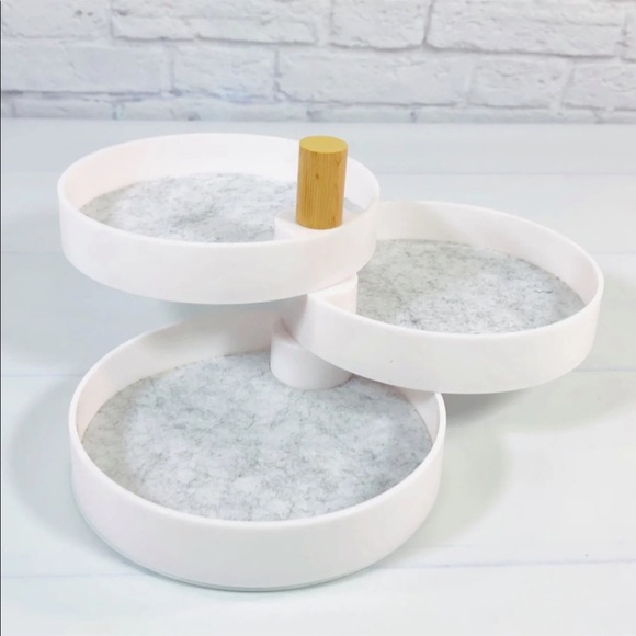 The 2BANDITS Tiered Catchall Plastic Tray. - Picture 6 of 9